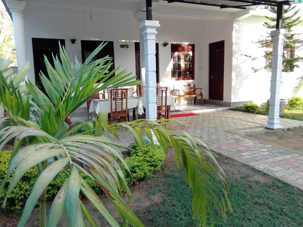 Radha Tourist Home Polonnaruwa Esterno foto