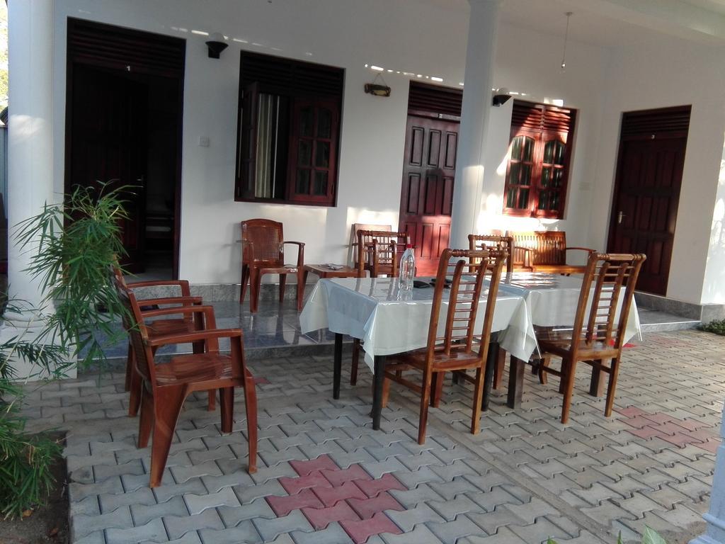 Radha Tourist Home Polonnaruwa Esterno foto