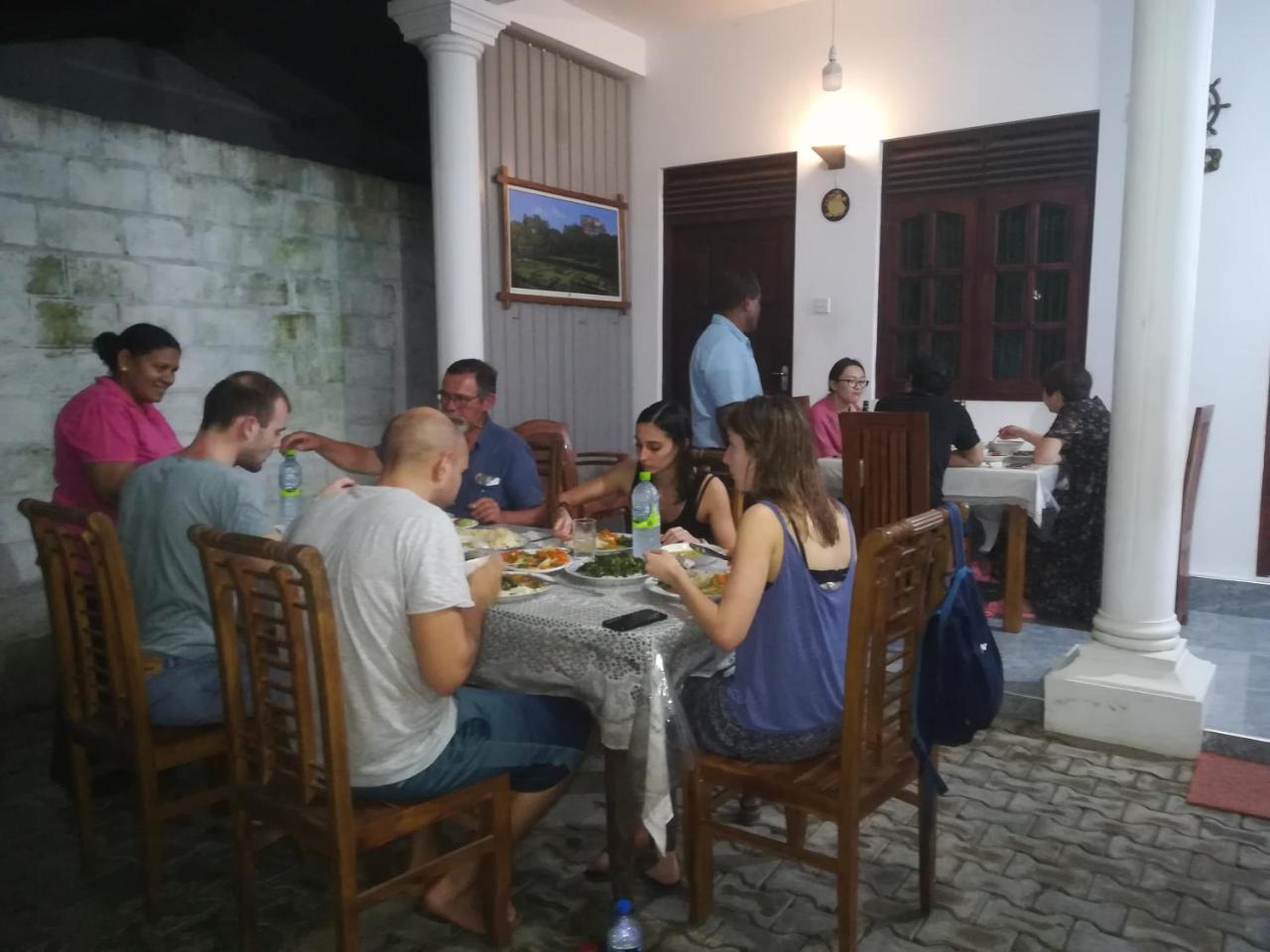 Radha Tourist Home Polonnaruwa Esterno foto