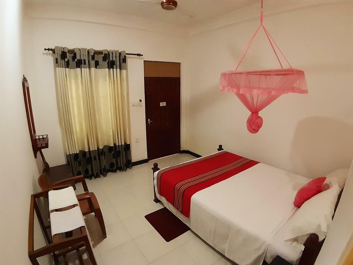 Radha Tourist Home Polonnaruwa Esterno foto