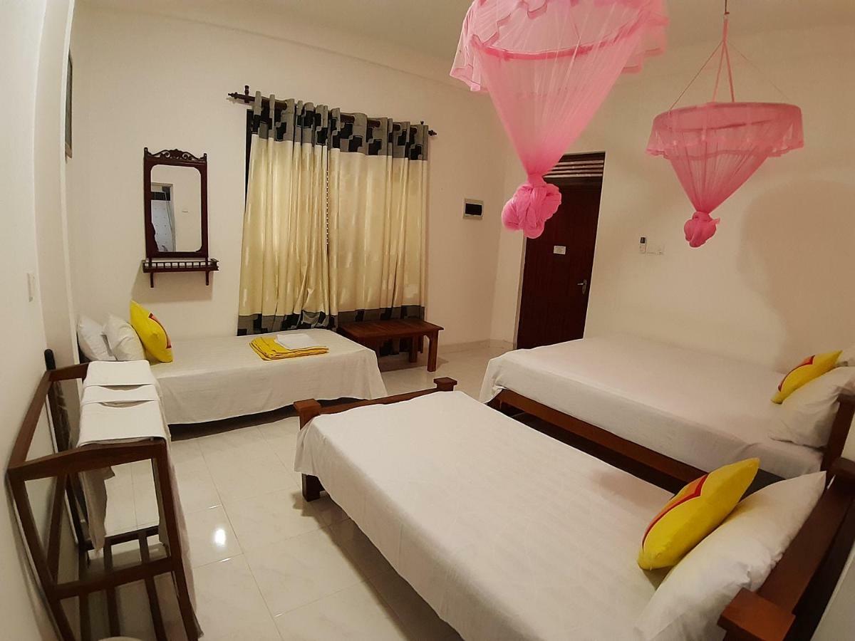 Radha Tourist Home Polonnaruwa Esterno foto