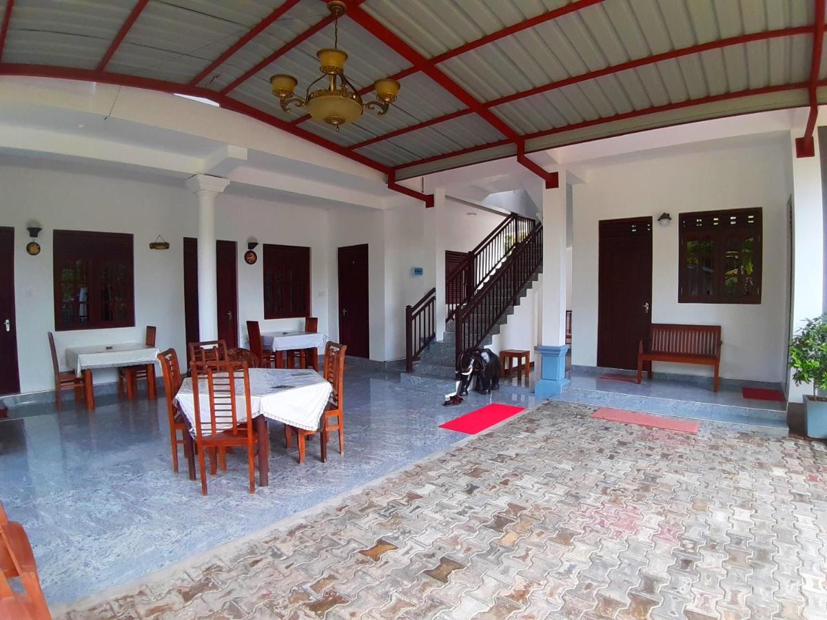 Radha Tourist Home Polonnaruwa Esterno foto